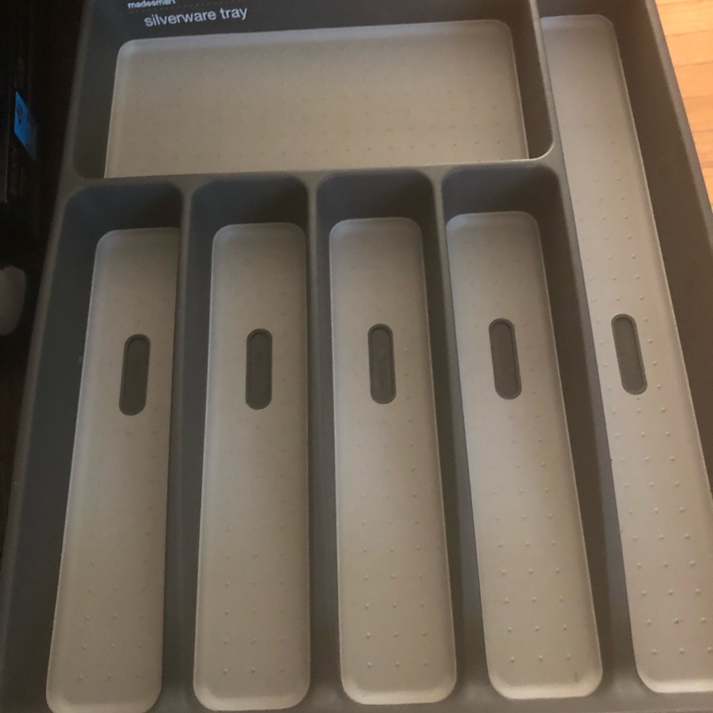 Utensils tray